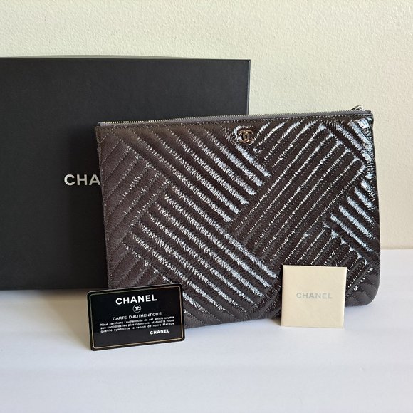 New Chanel Dark Grey Chevron CC Clutch - Picture 1 of 13